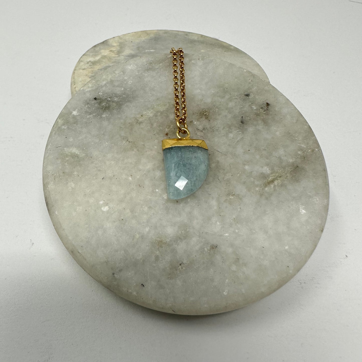 Horn shape aquamarine pendant