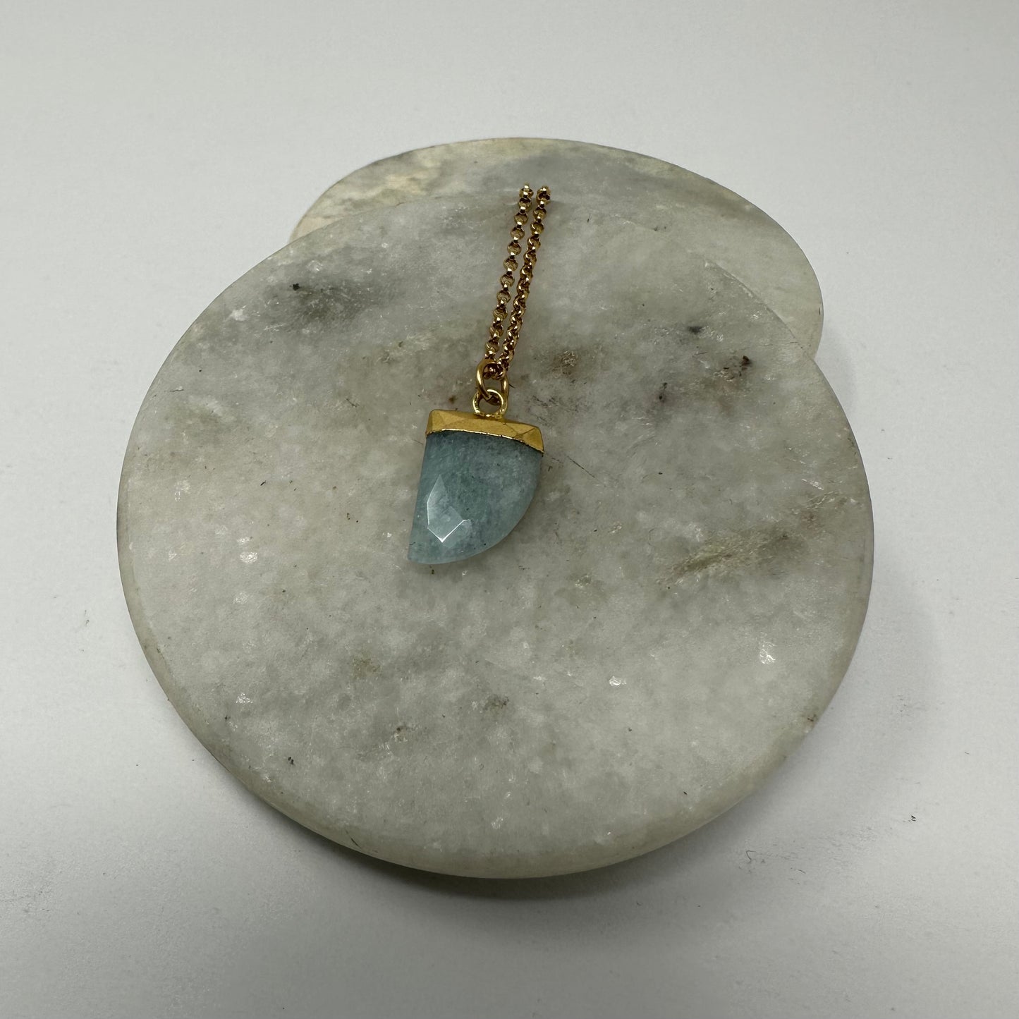 Horn shape aquamarine pendant